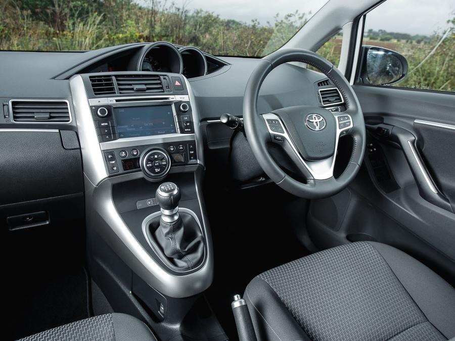  Toyota Verso 2013 года  (UK) (фото 23 из 27)